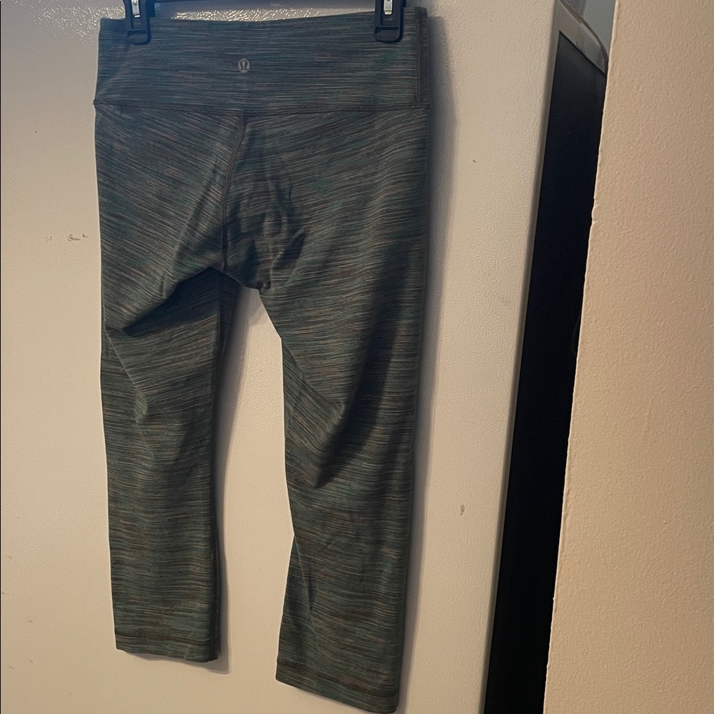 Lululemon Size 8 Women’s 21” Inseam Crop Green Turquoise Gray White Legging - Picture 5 of 9